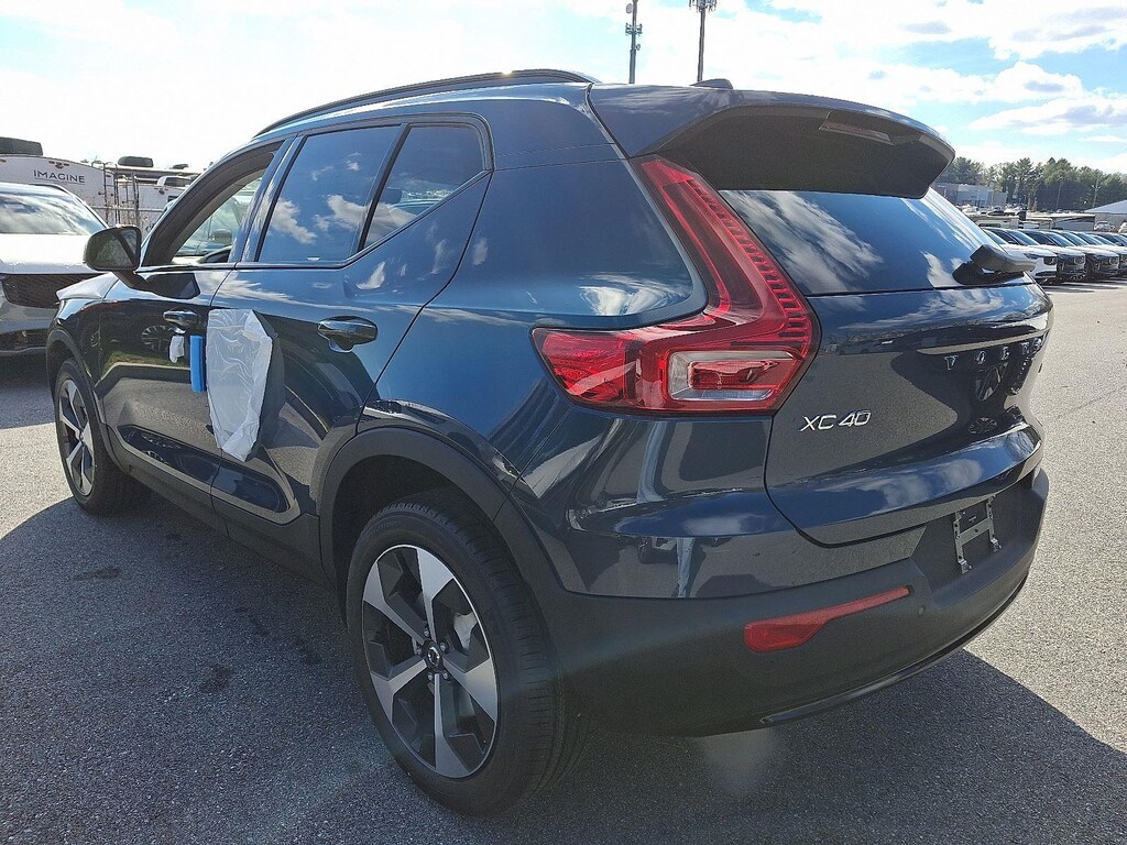 New 2026 Volvo XC40 B5 Core SUV