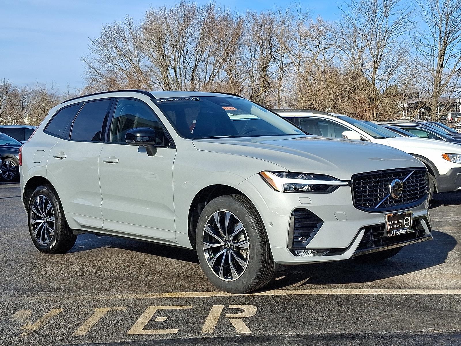 2025 Volvo XC60 Plus's photo