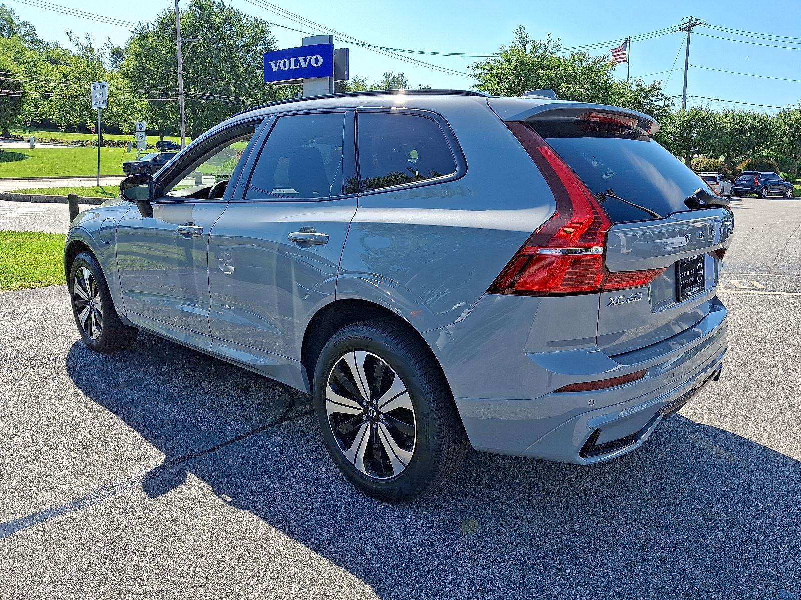 2025 Volvo XC60 Hybrid T8 eAWD Core photo 2