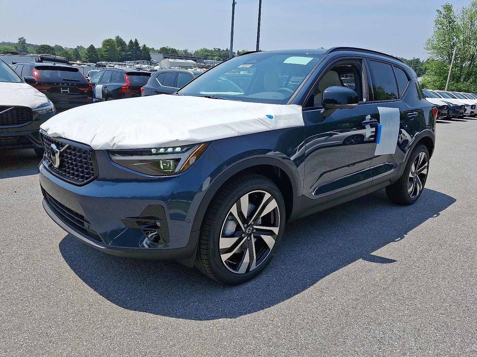 2026 Volvo XC40 photo 2