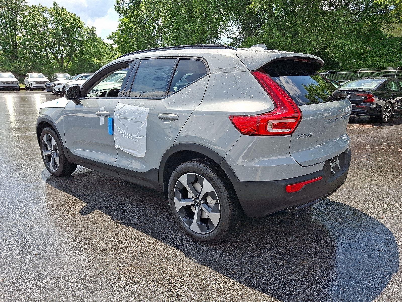 2026 Volvo XC40 Plus photo 3