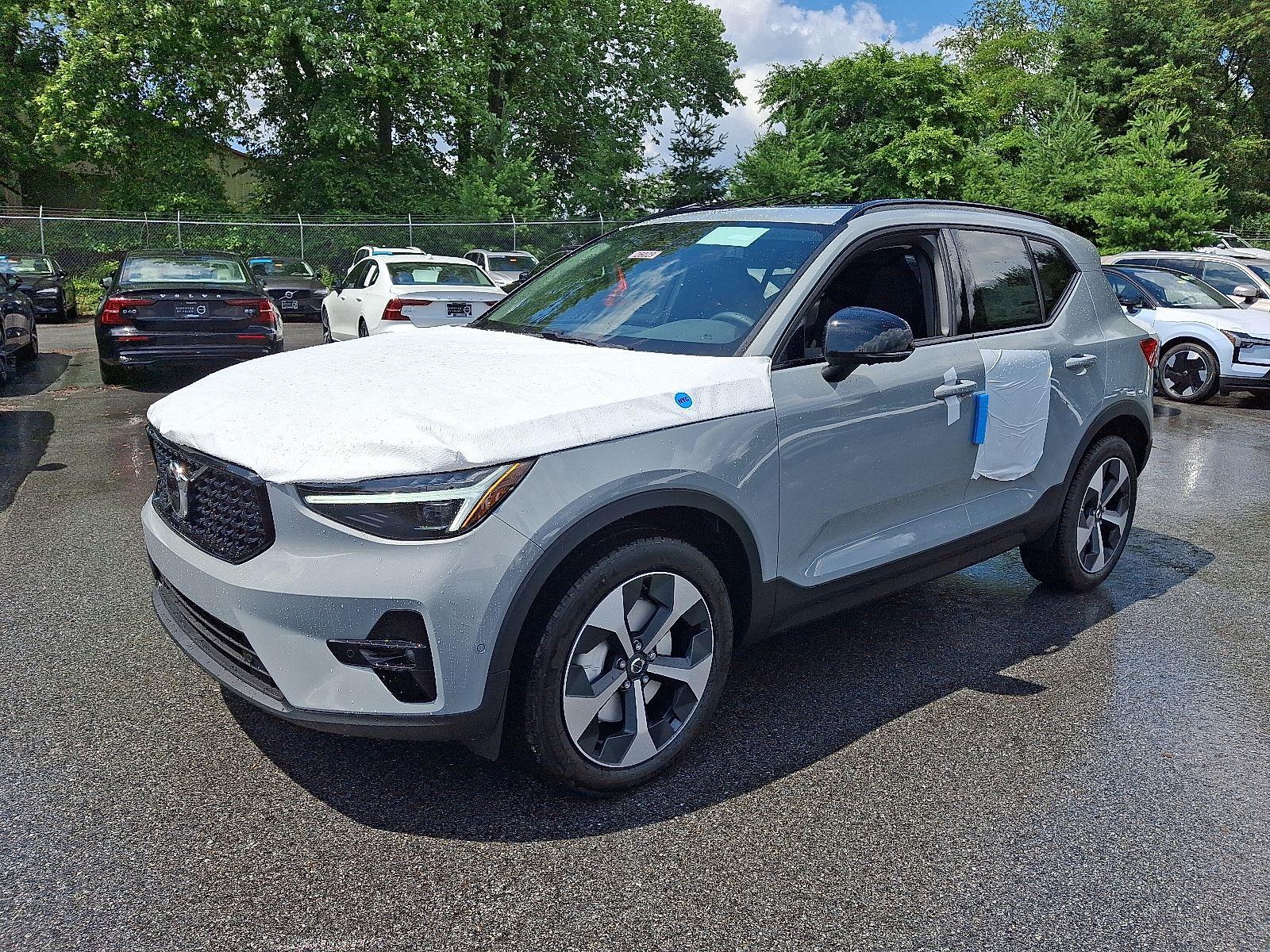 2026 Volvo XC40 Plus photo 2