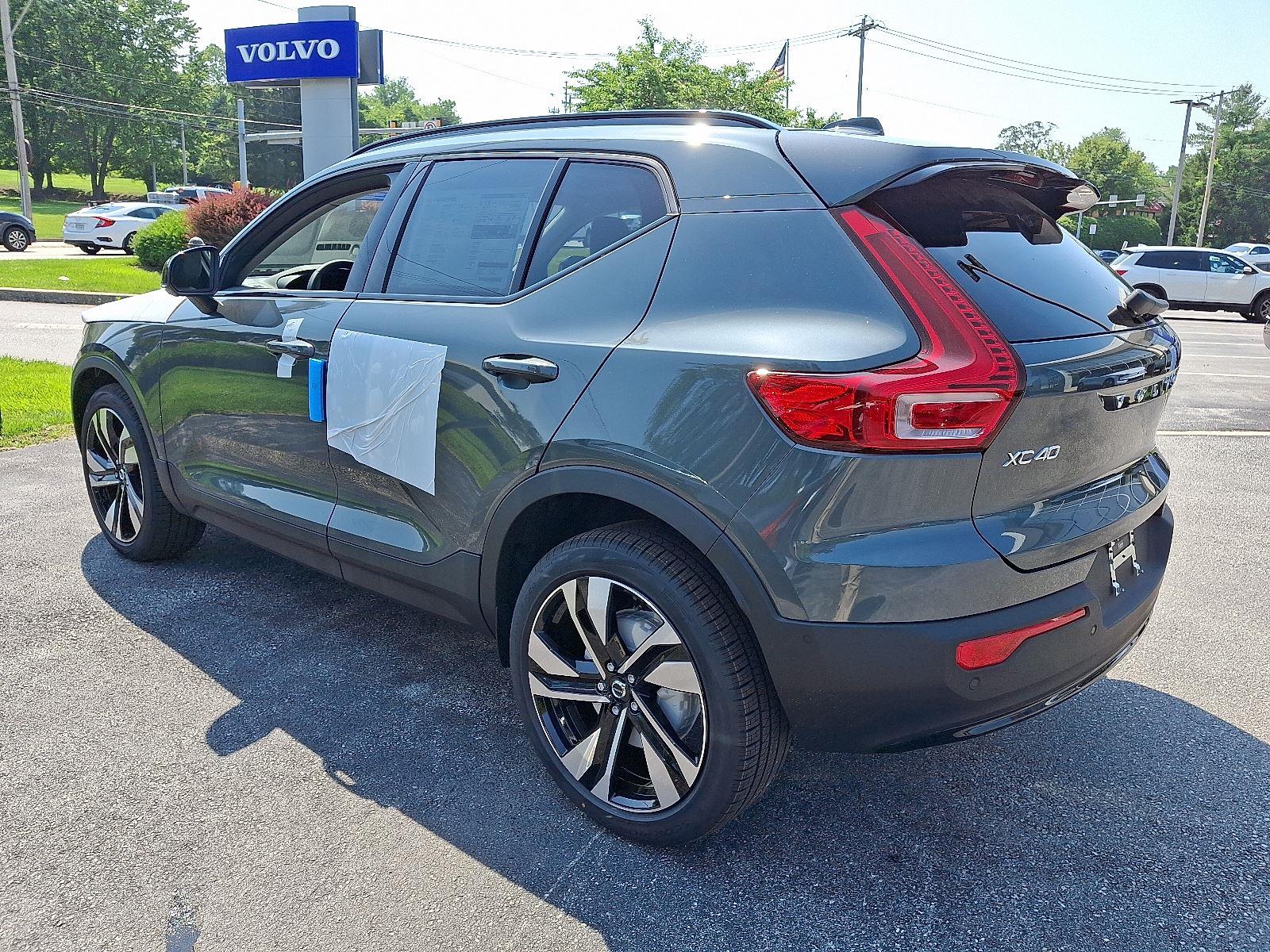 2026 Volvo XC40 photo 3