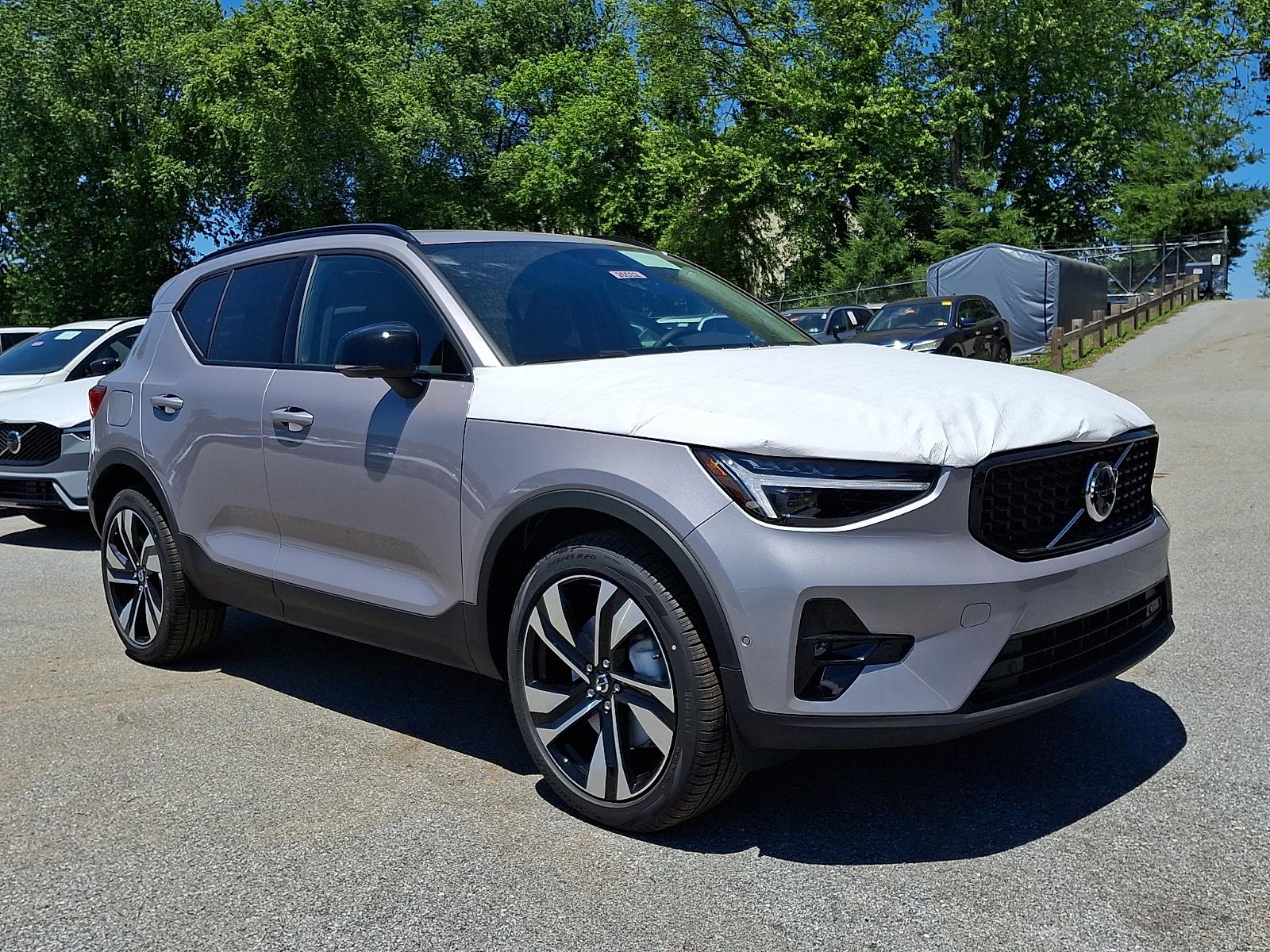 2026 Volvo XC40 B5 Plus Dark AWD's photo