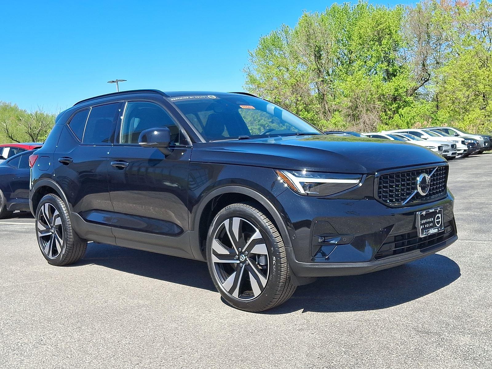 2025 Volvo XC40 SUV 