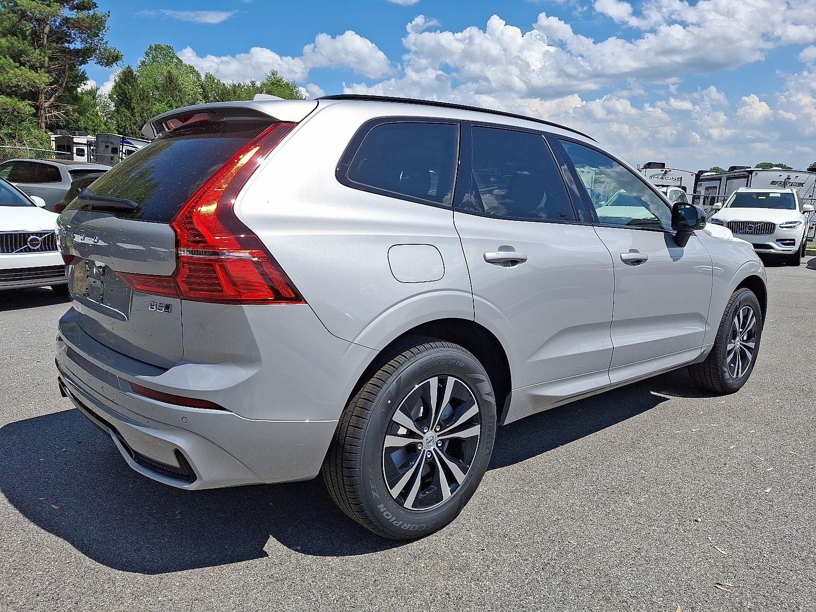 2025 Volvo XC60 B5 Core photo 4