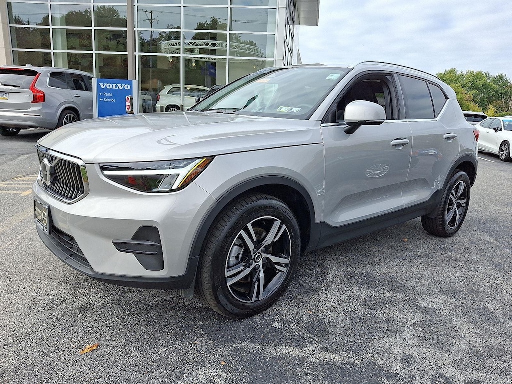 Certified 2025 Volvo XC40 B5 AWD Core Bright Theme SUV