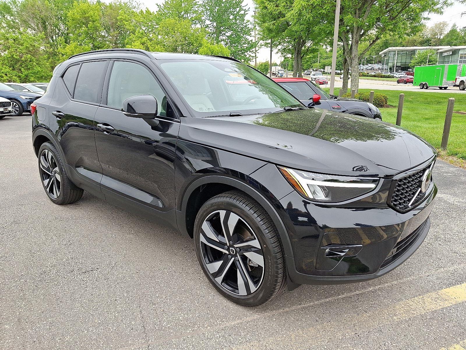 2023 Volvo XC40 B5 Plus Dark AWD's photo