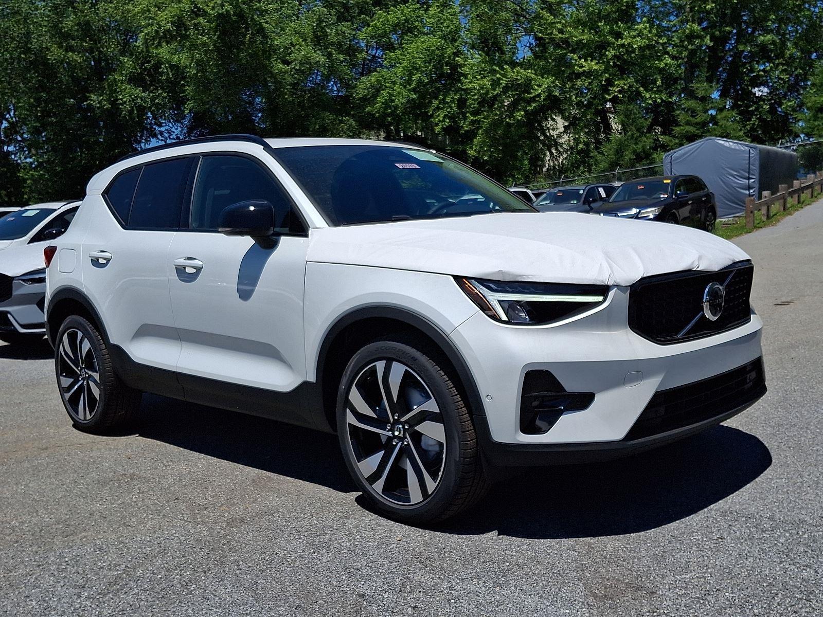 2026 Volvo XC40 B5 Plus Dark AWD's photo