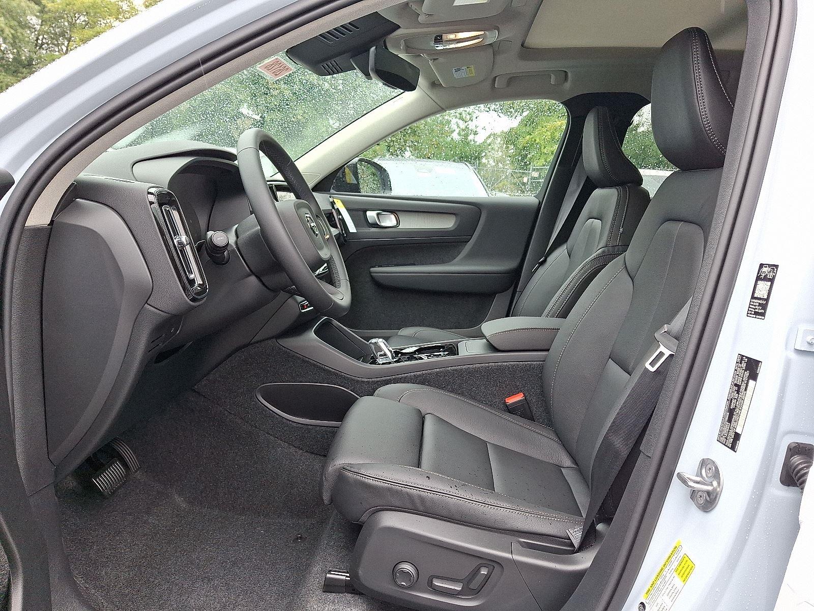 2026 Volvo XC40 Plus - Photo 9