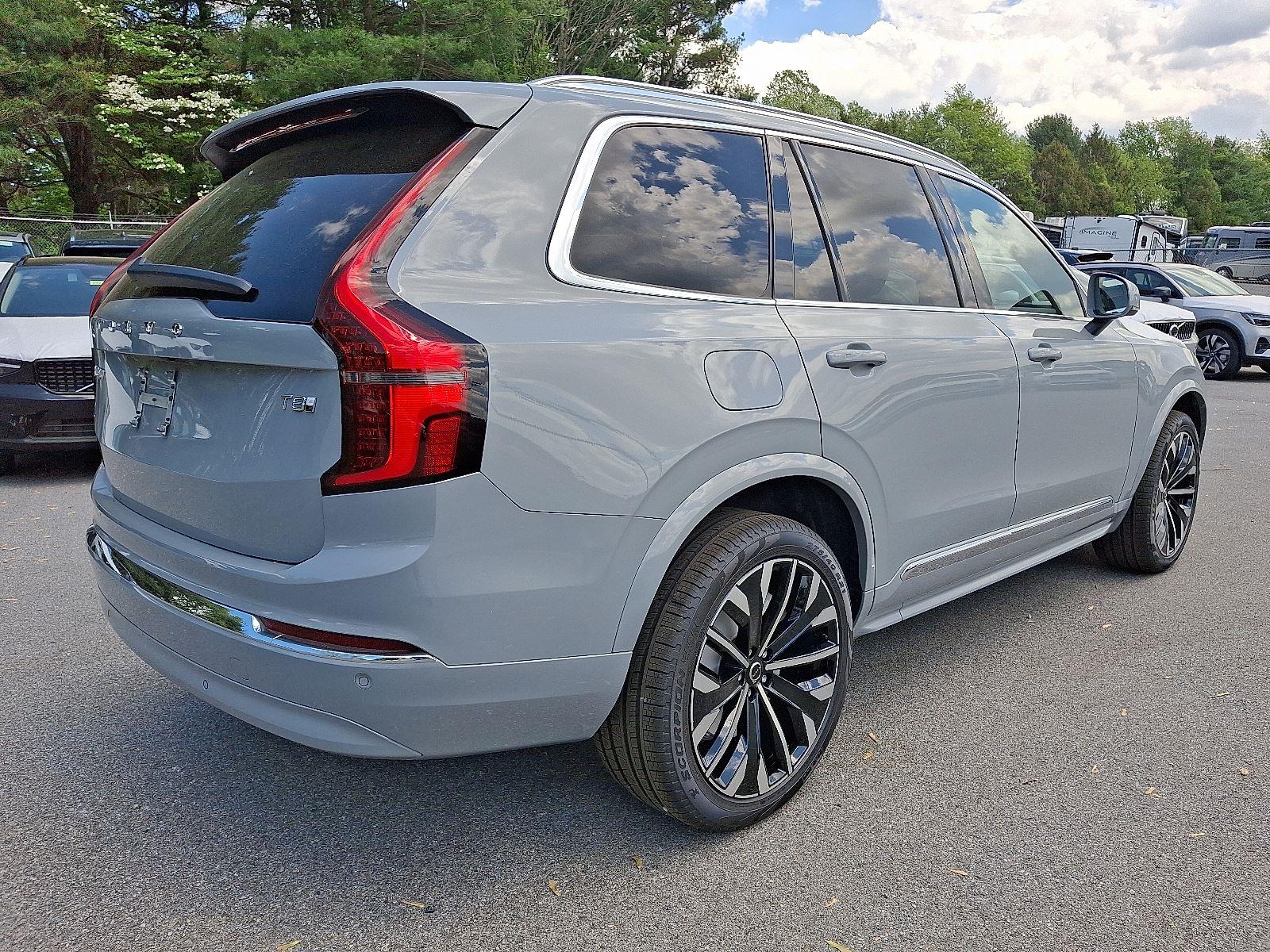 2025 Volvo XC90 T8 Core photo 4