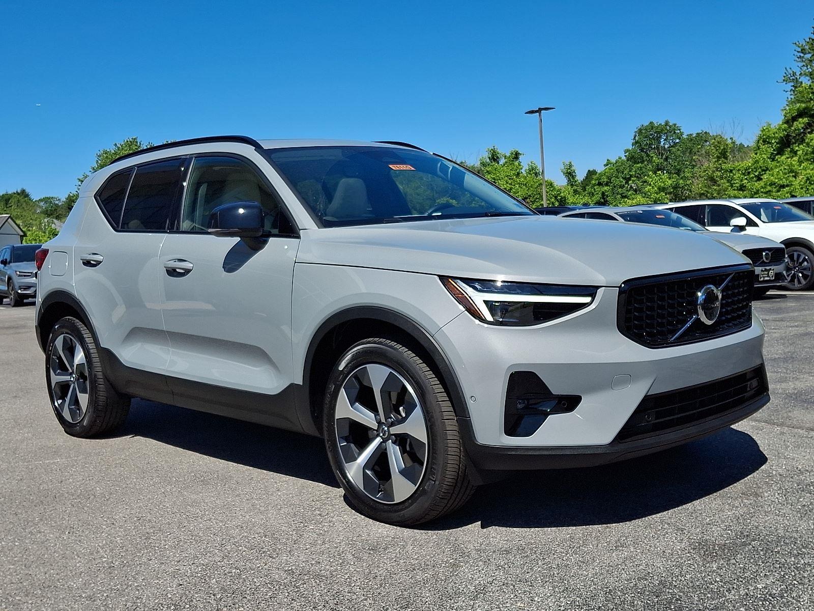 2026 Volvo XC40 B5 Plus Dark AWD's photo