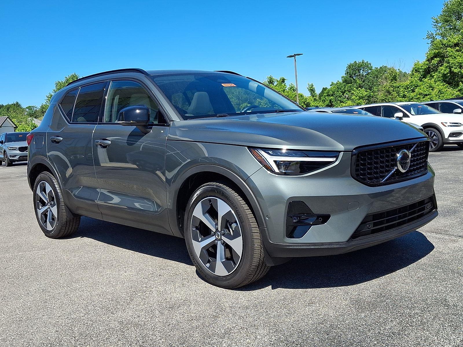 2026 Volvo XC40 B5 Plus Dark AWD's photo