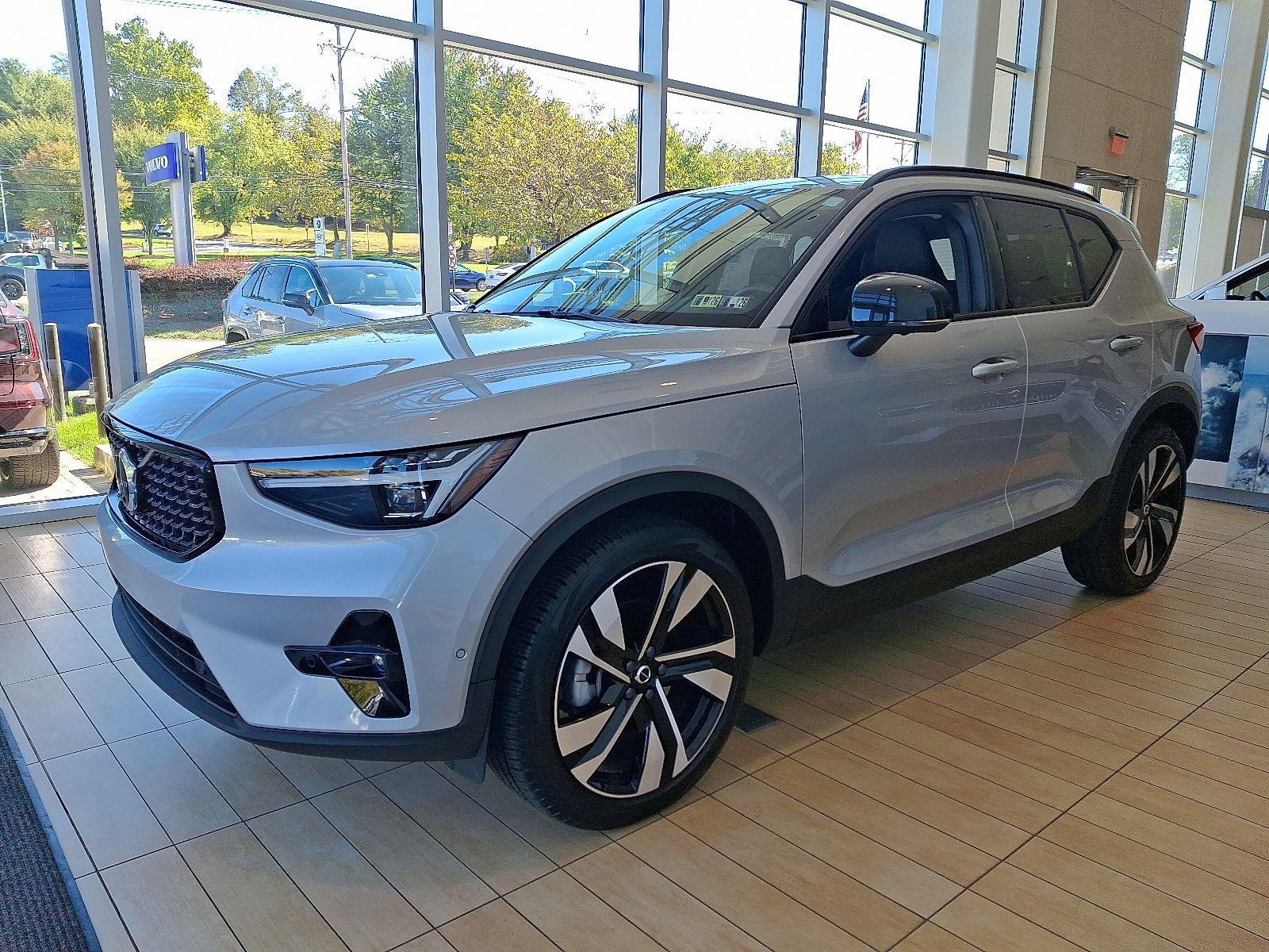 2025 Volvo XC40 photo 2