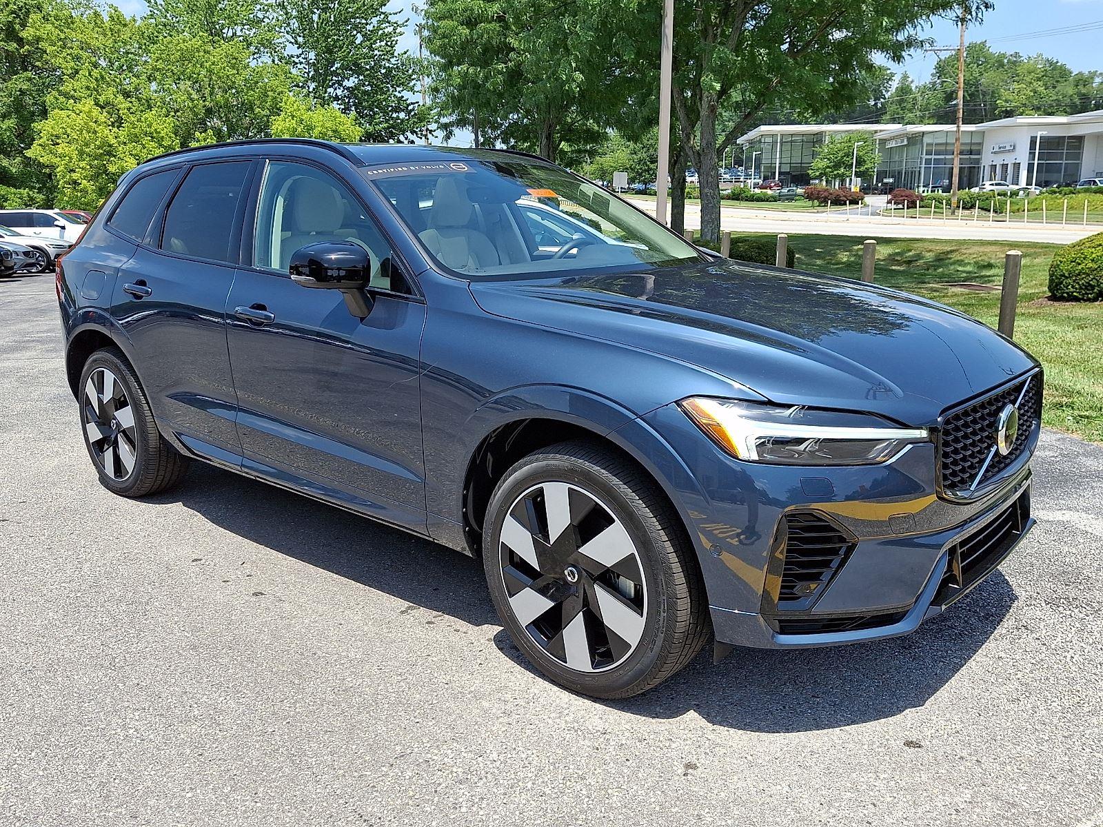 2024 Volvo XC60 T8 Plus Dark Theme AWD's photo