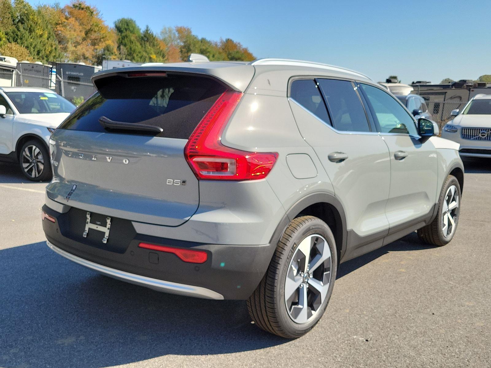 2025 Volvo XC40 Core photo 3