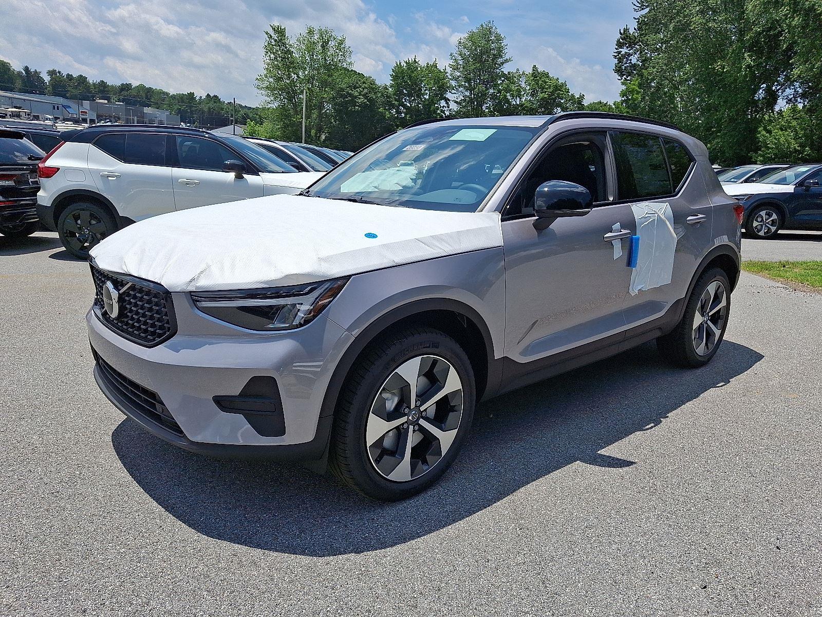 2026 Volvo XC40 Core - Photo 2