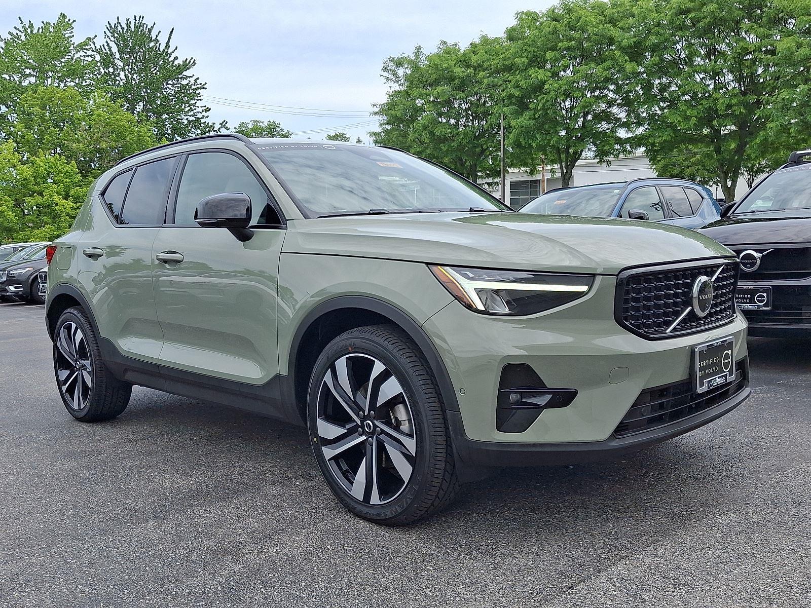 2024 Volvo XC40 B5 Plus Dark AWD's photo