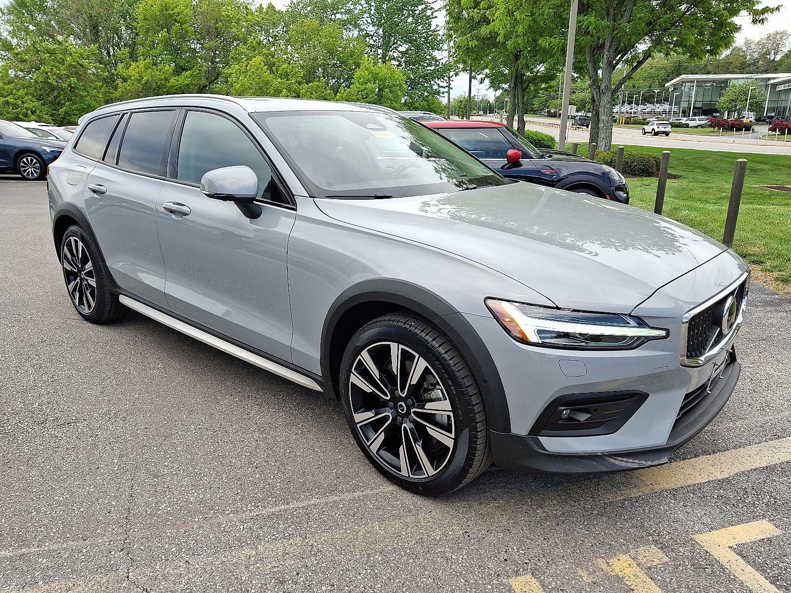 2025 Volvo V60 Cross Country B5 Ultra AWD's photo