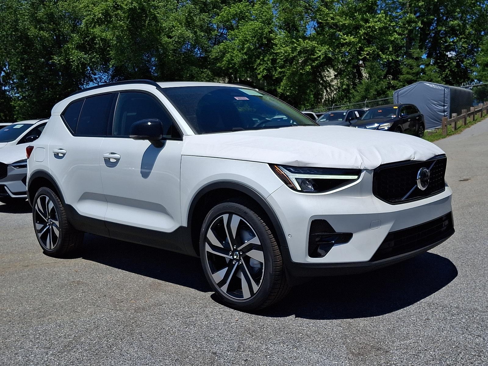 2026 Volvo XC40 B5 Plus Dark AWD's photo