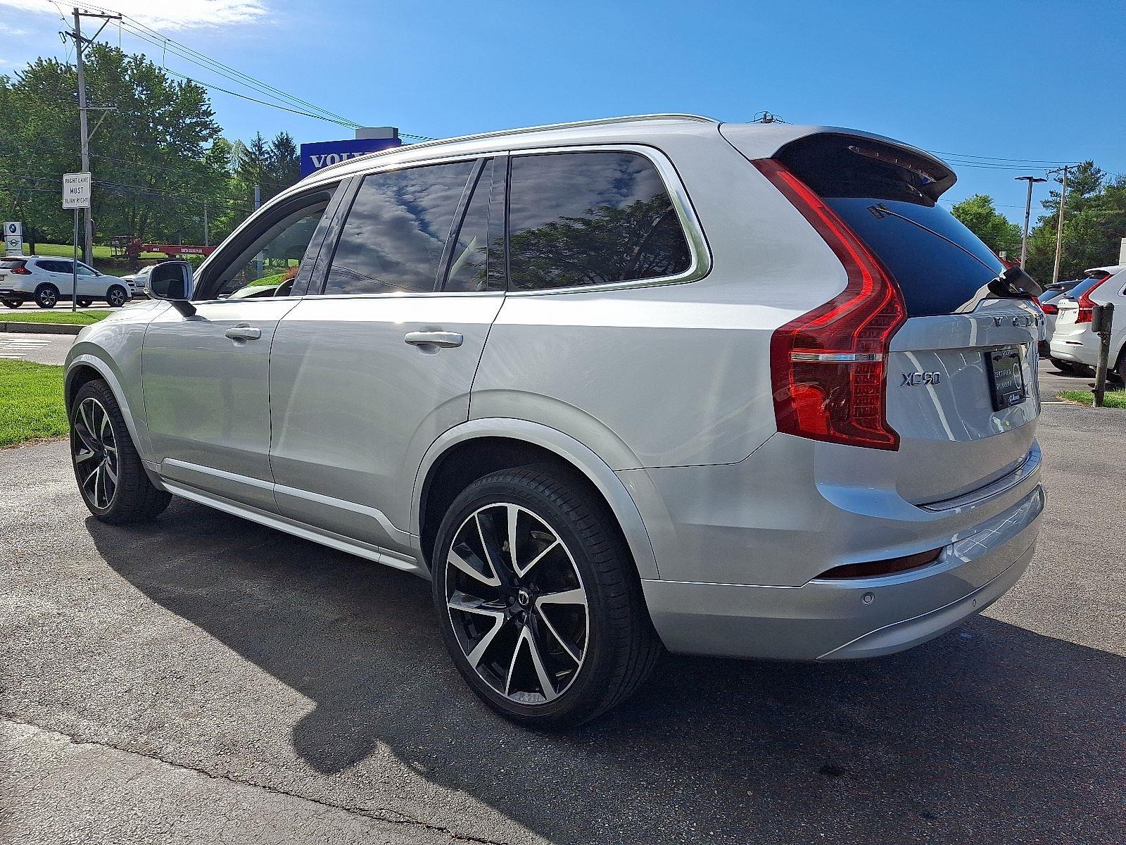 2022 Volvo XC90 T6 AWD Momentum photo 4