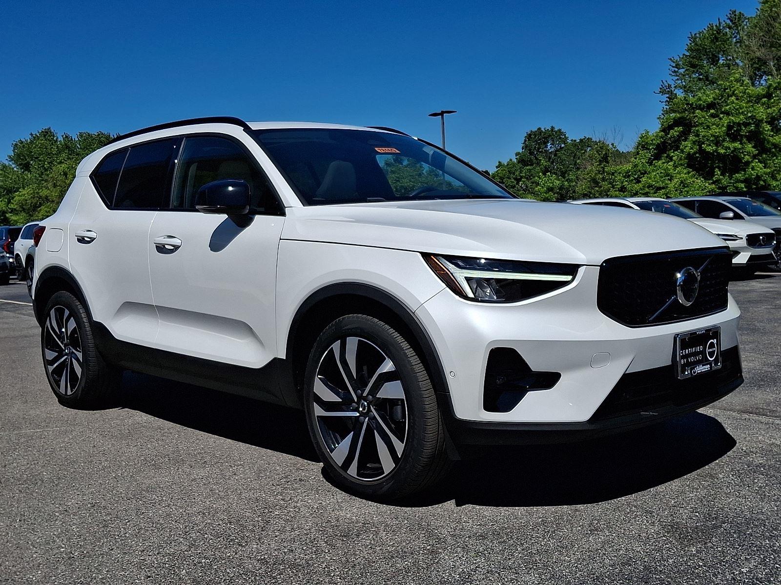 2024 Volvo XC40 B5 Plus Dark AWD's photo