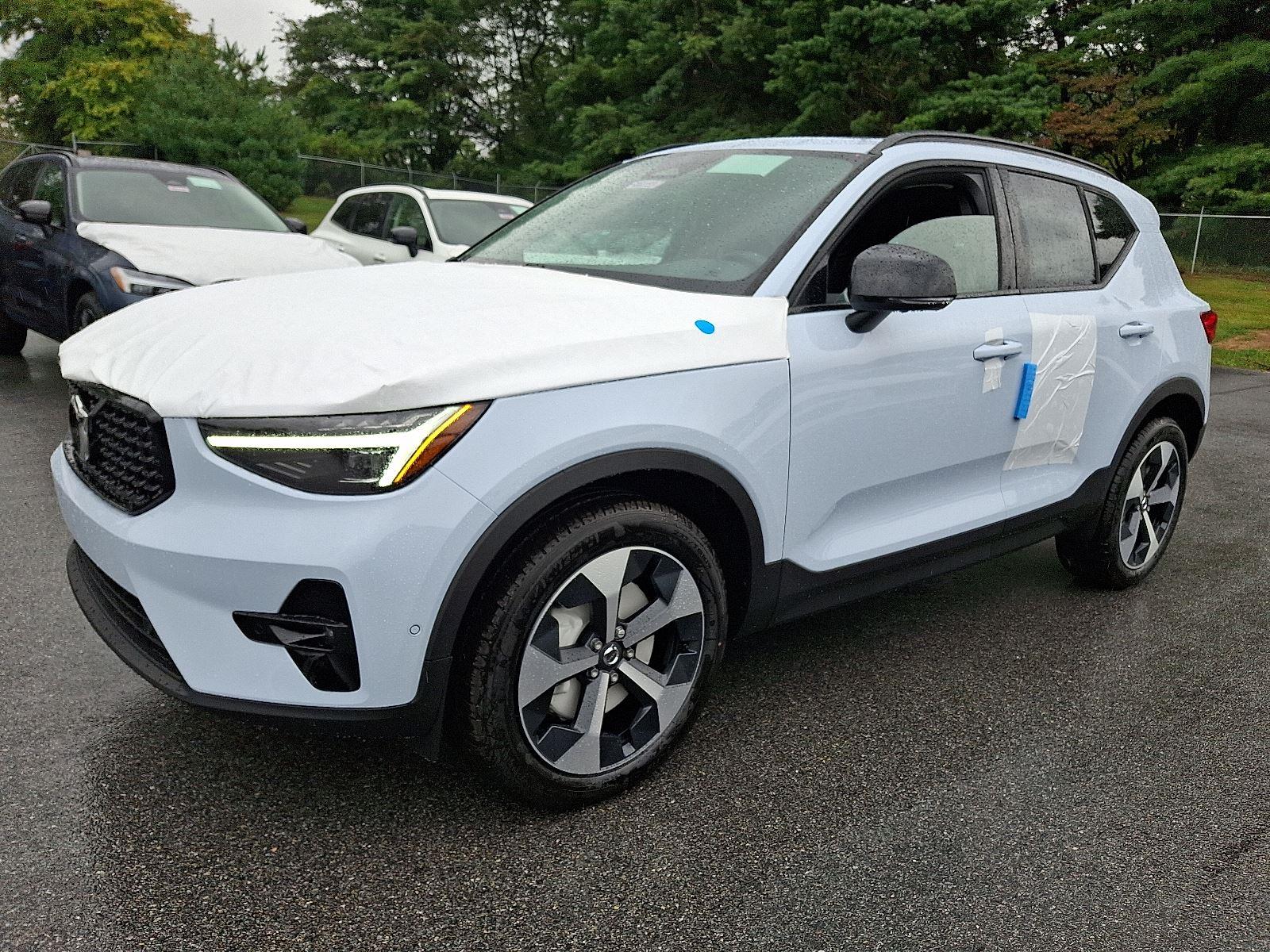 2026 Volvo XC40 Plus - Photo 2