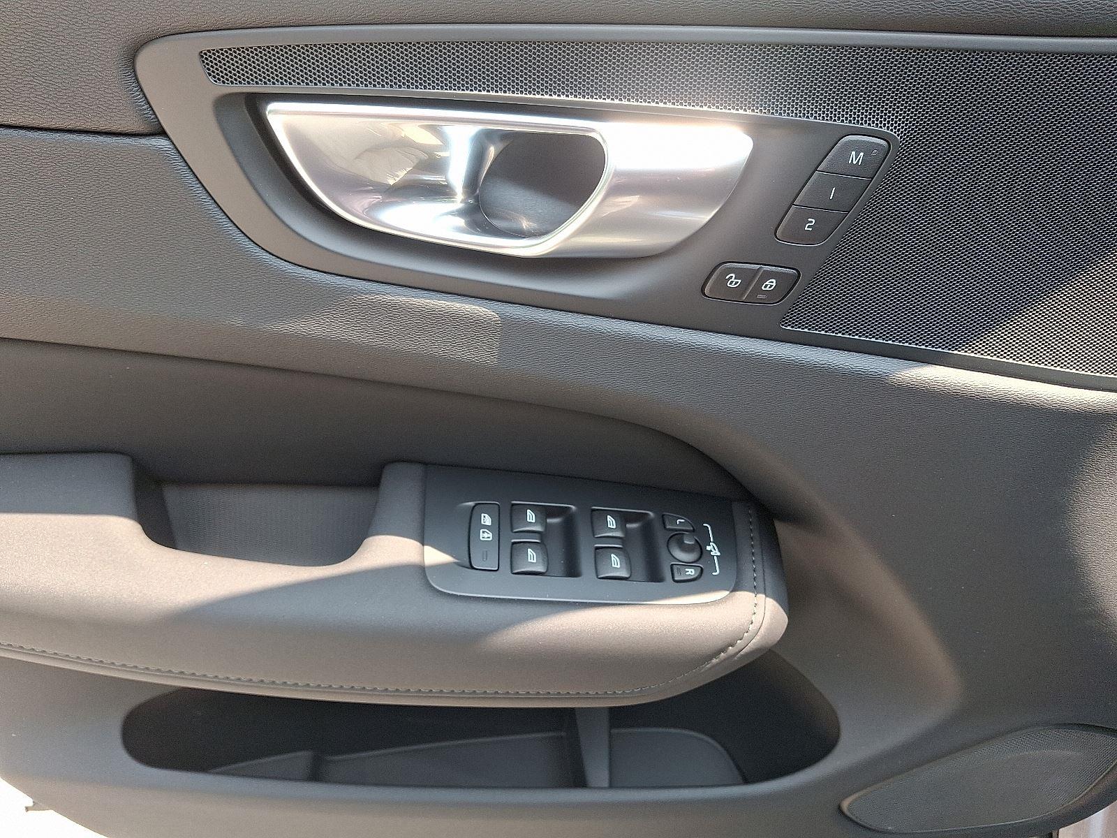 2026 Volvo XC60 Plus - Photo 8