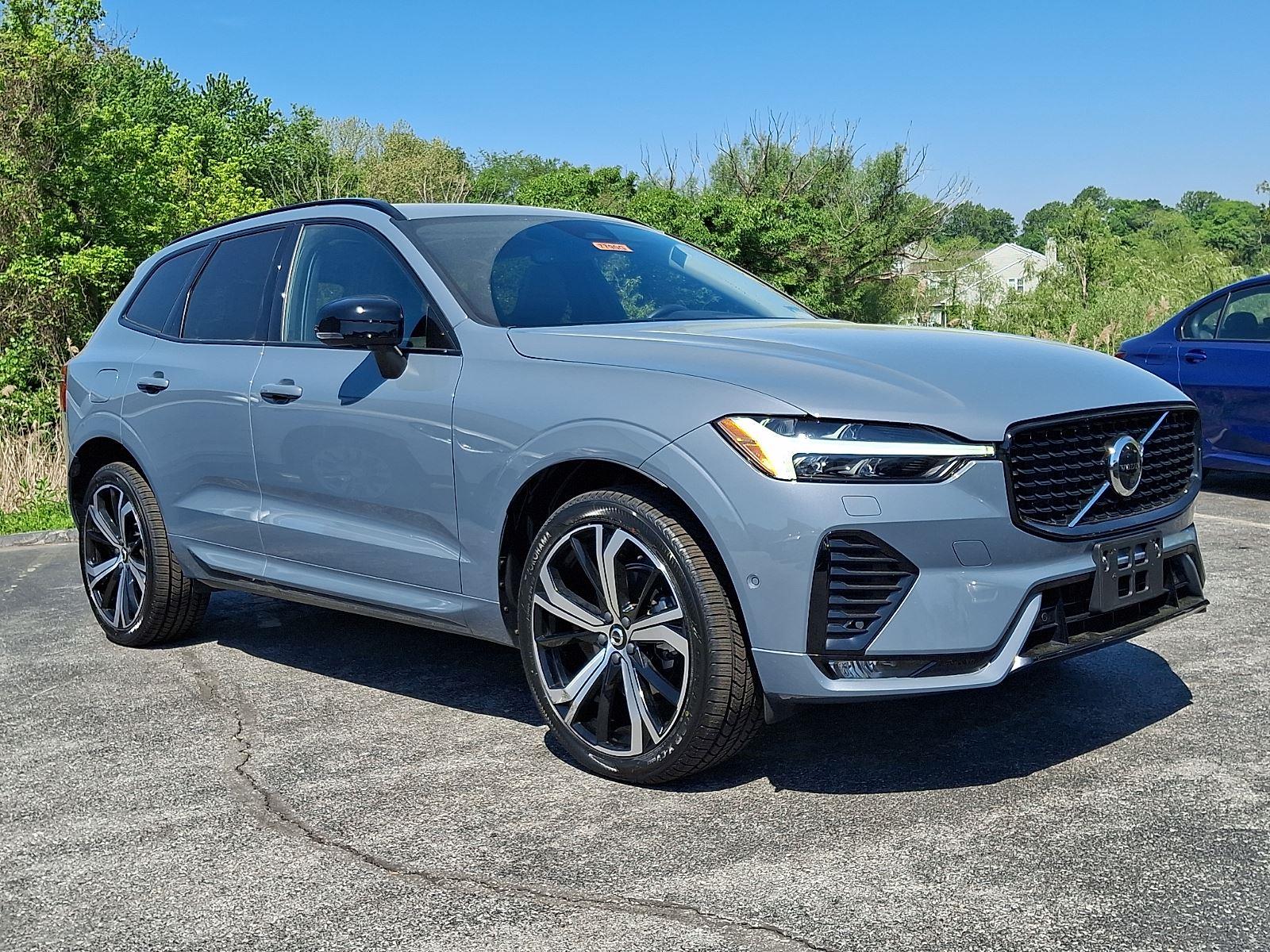 2023 Volvo XC60 B5 Ultimate Dark Theme AWD's photo