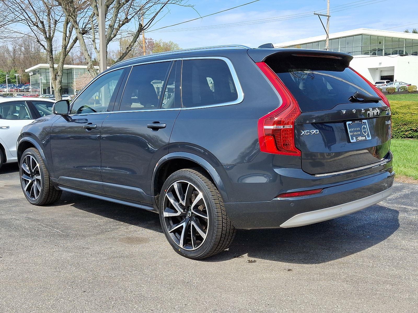 2022 Volvo XC90 T6 AWD Momentum photo 3