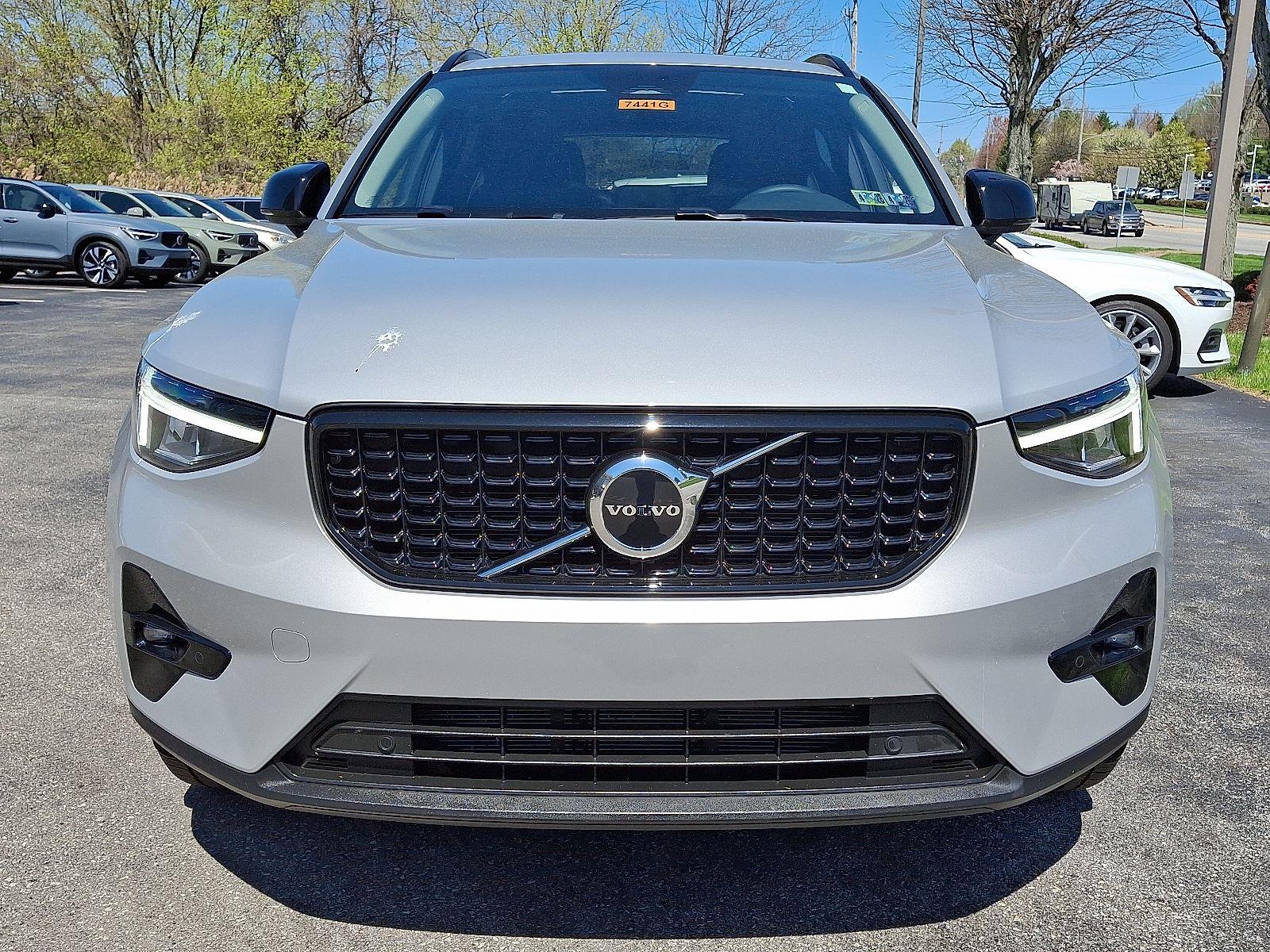 2023 Volvo XC40 AWD Plus photo 2