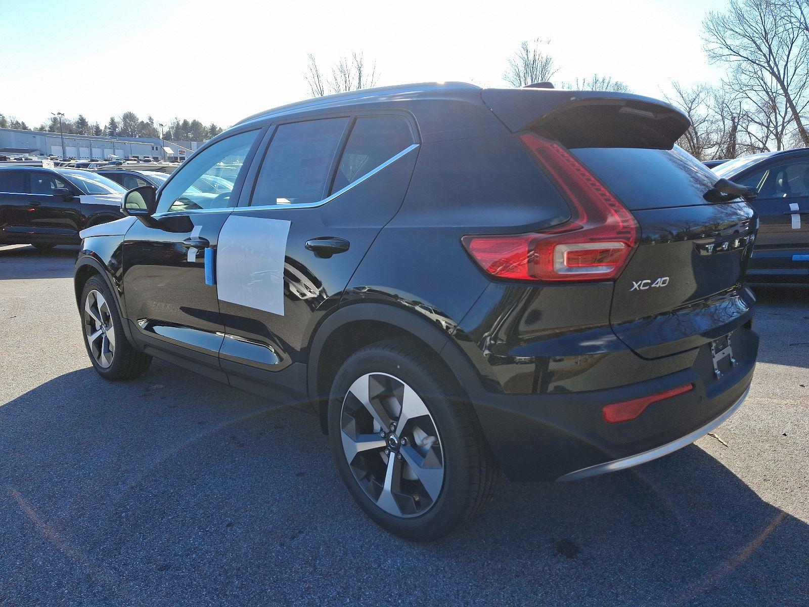 2025 Volvo XC40 Core photo 3