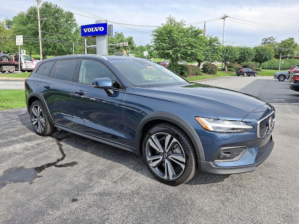 Certified 2024 Volvo V60 Cross Country B5 AWD Plus Wagon