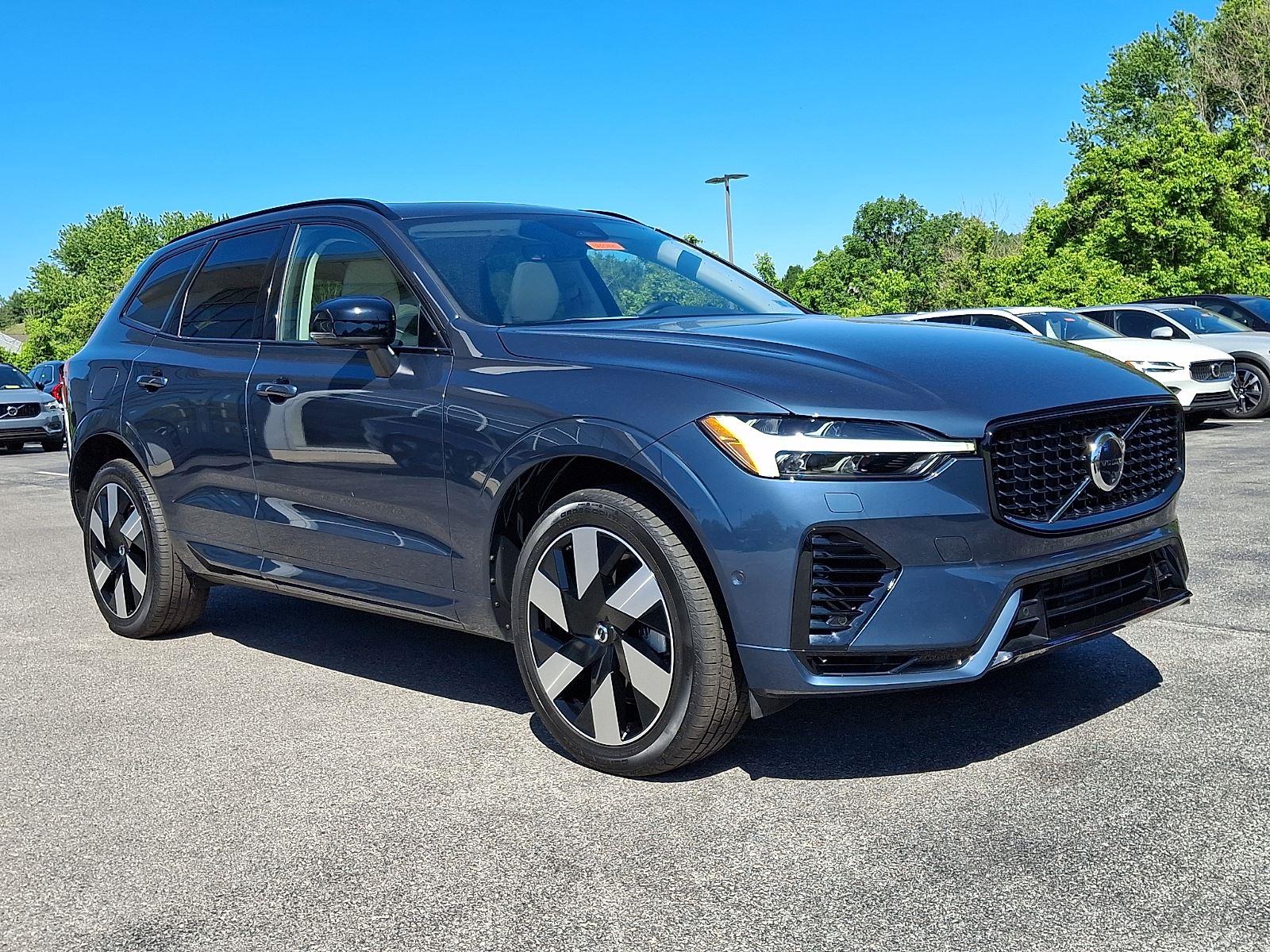 2024 Volvo XC60 T8 Plus Dark Theme AWD's photo