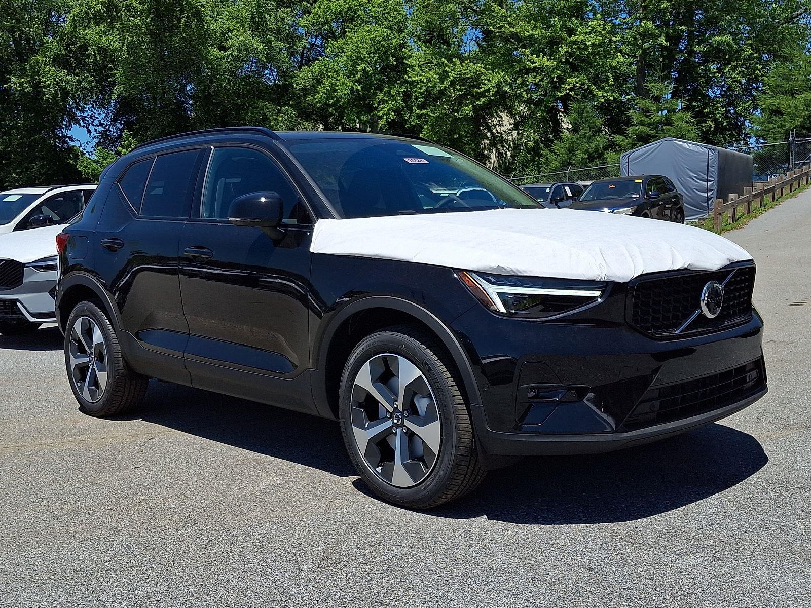 2026 Volvo XC40 B5 Plus Dark AWD's photo