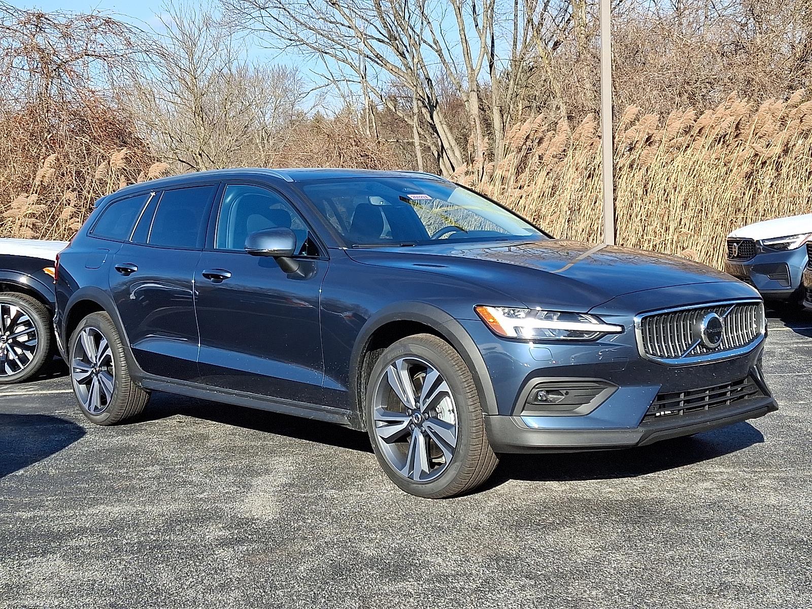 2026 Volvo V60 Cross Country Plus's photo