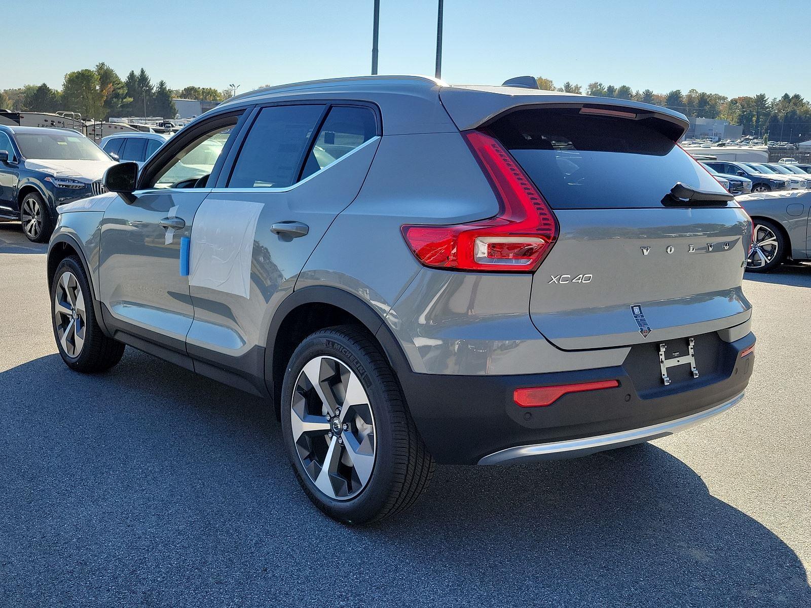 2025 Volvo XC40 Core photo 2
