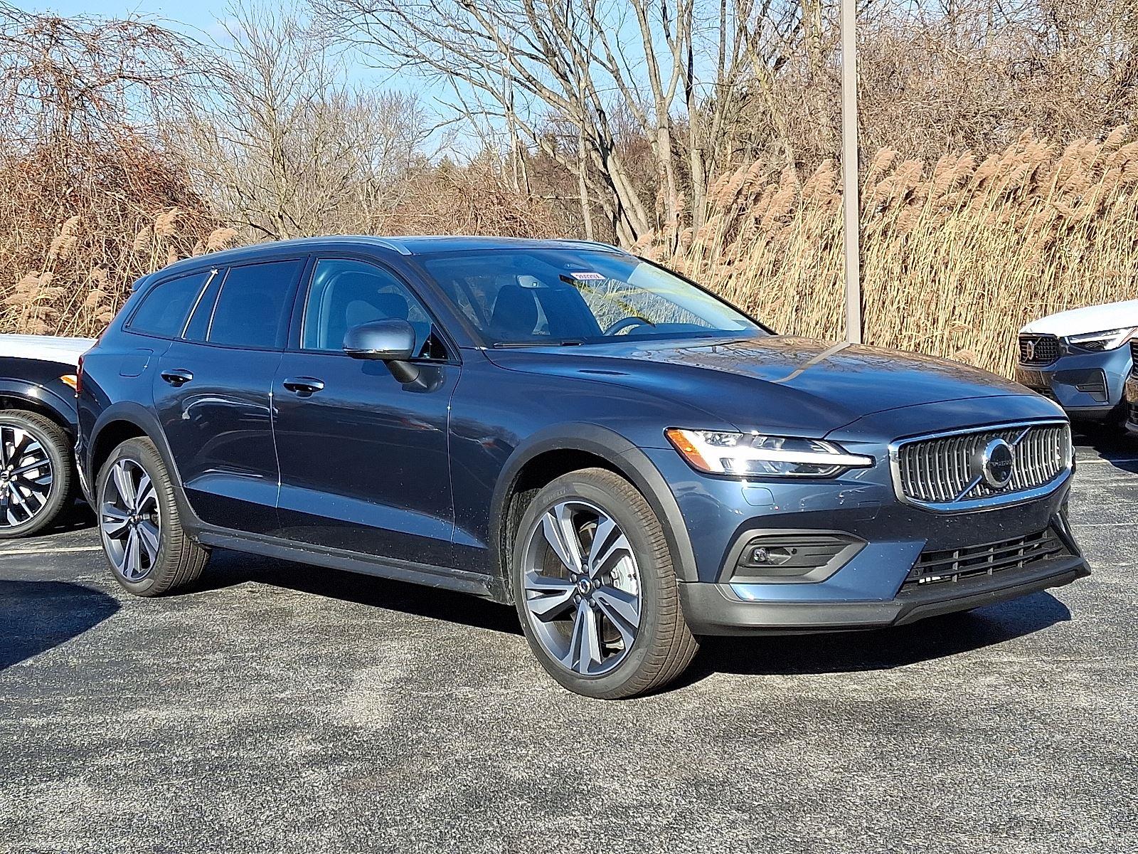 2026 Volvo V60 Cross Country Plus's photo