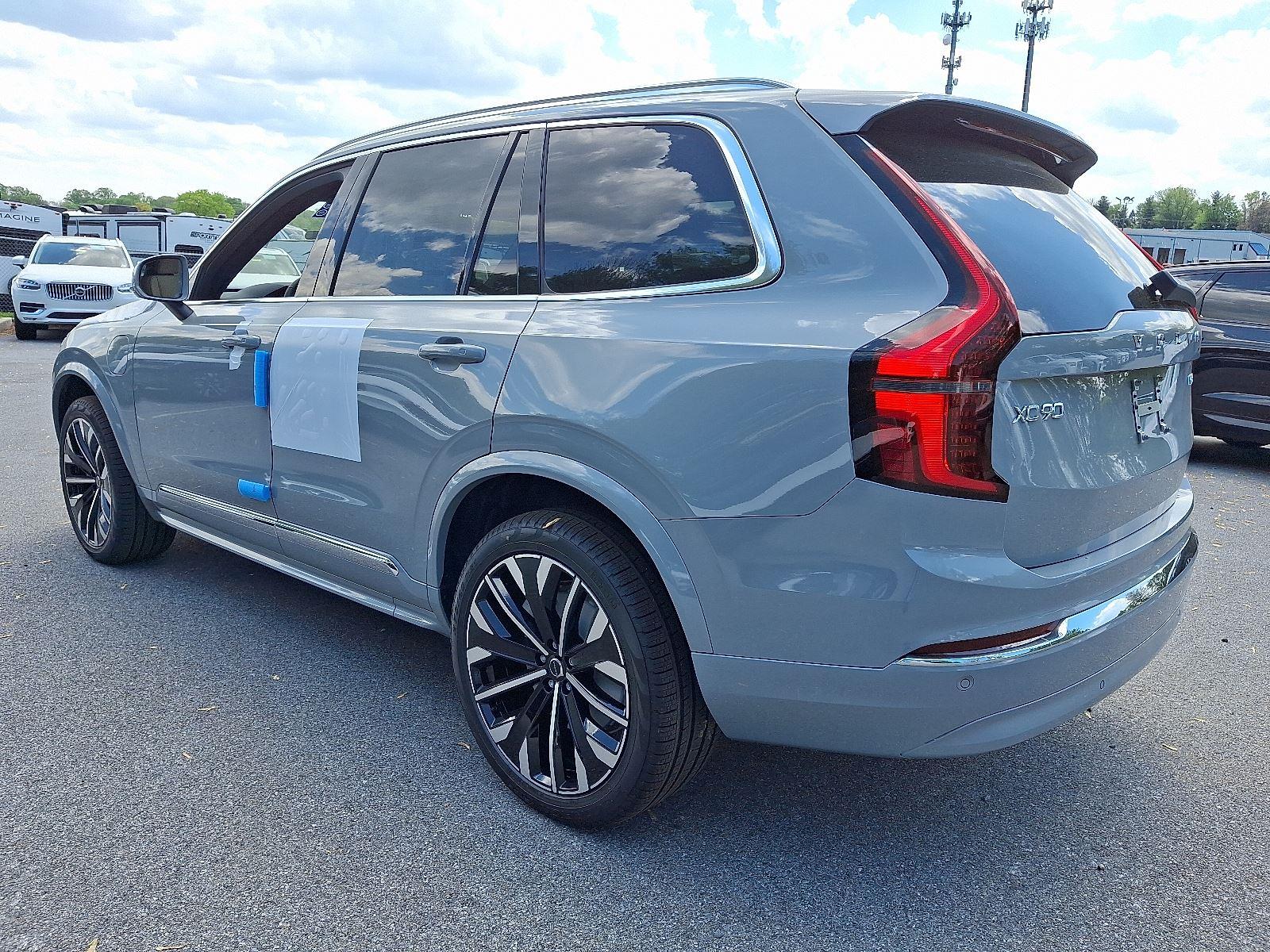 2025 Volvo XC90 T8 Core photo 3
