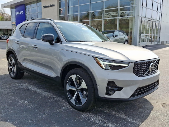 2024 Volvo XC40 B5 AWD Plus Dark Theme SUV