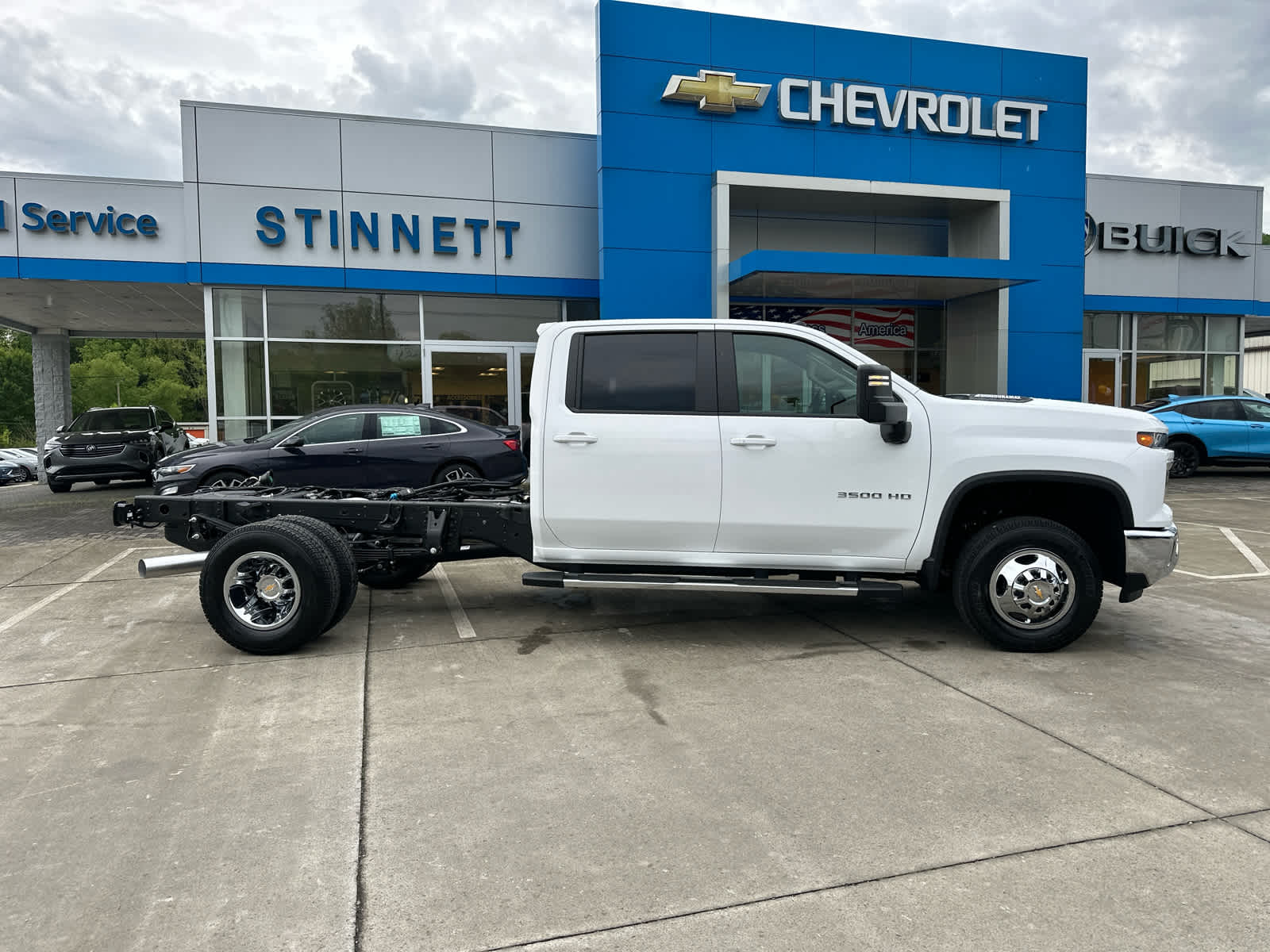2025 Chevrolet Silverado 3500HD LT photo 2