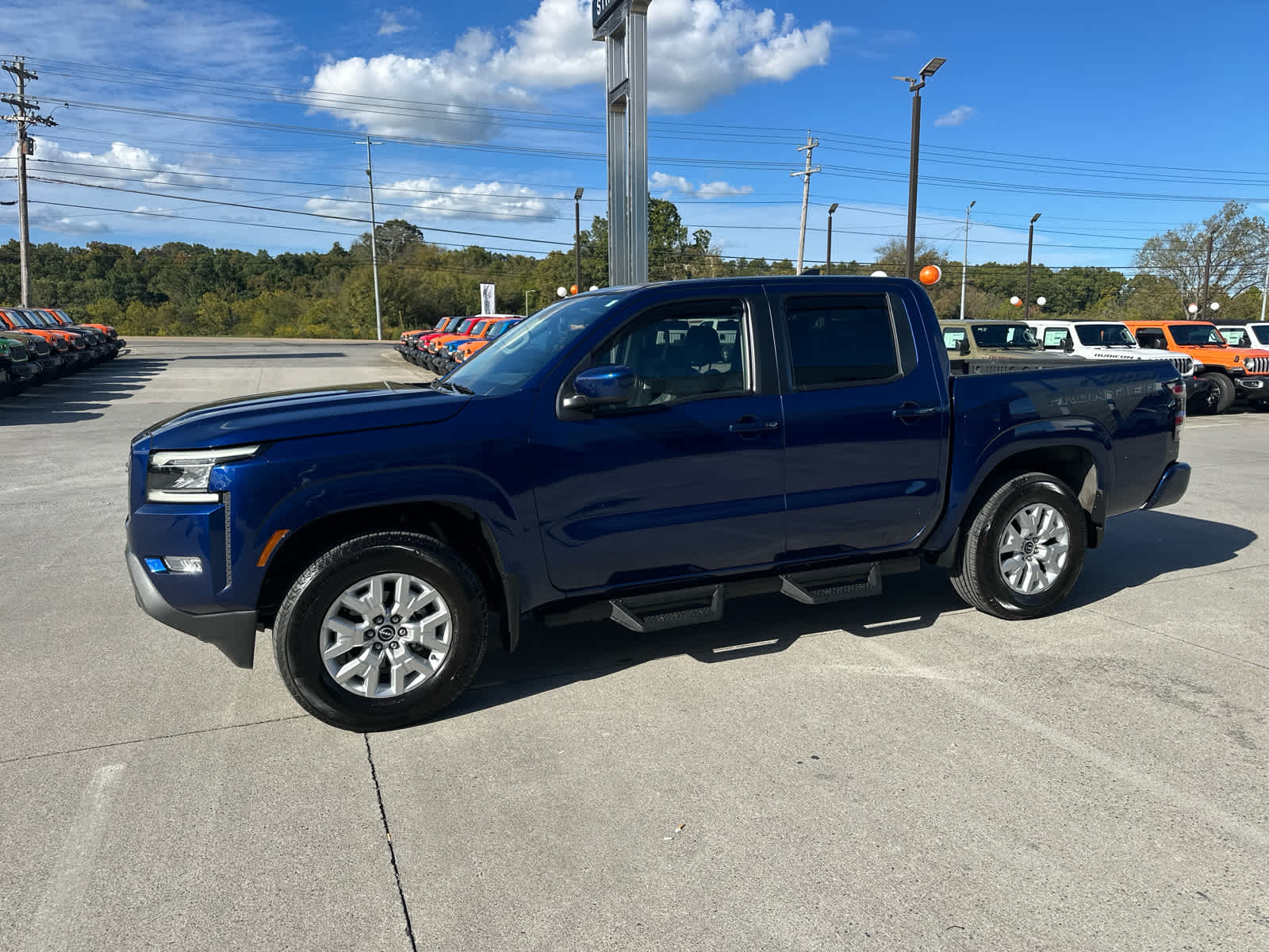 2022 Nissan Frontier SV Crew Cab photo 2