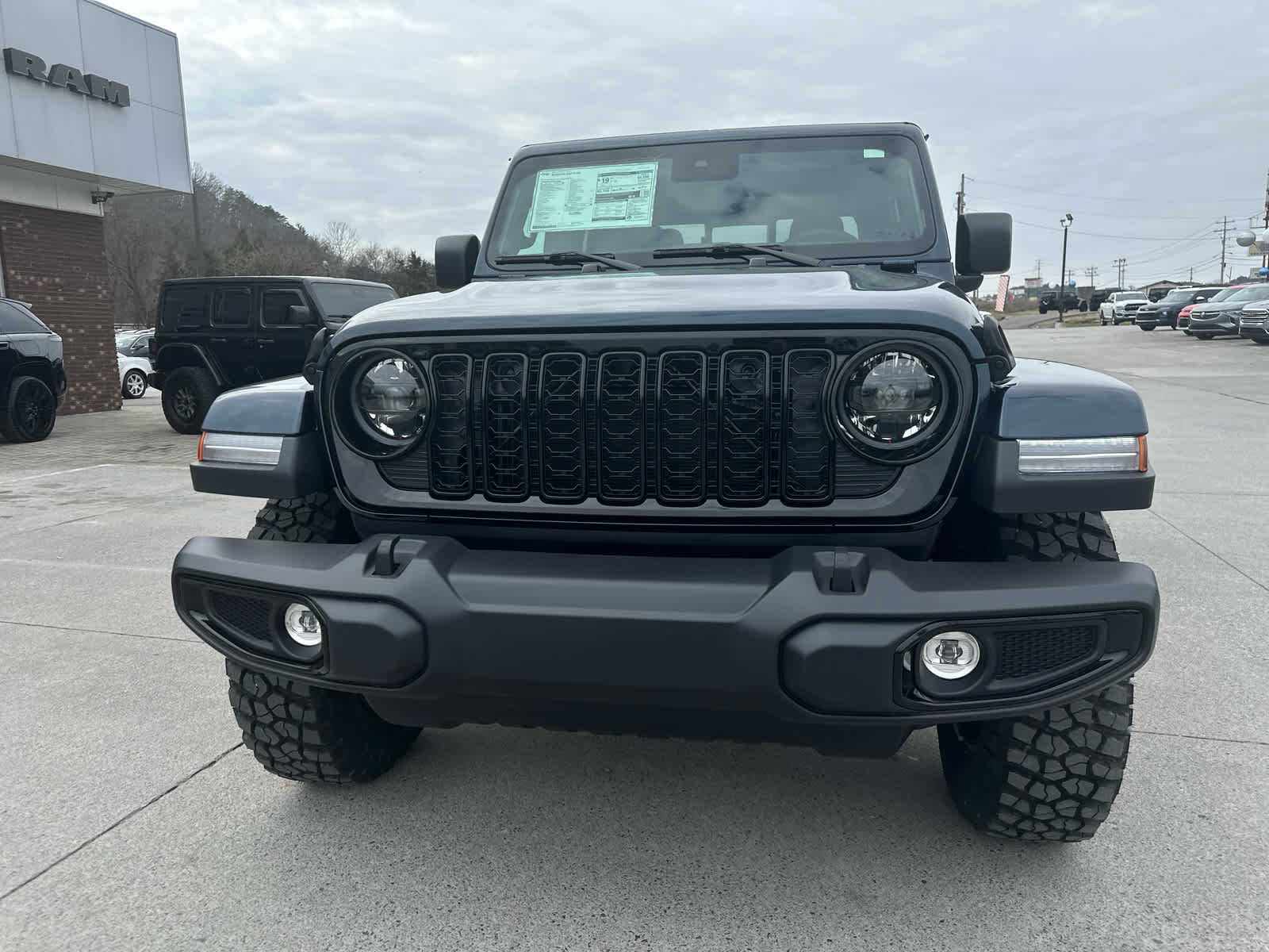 2025 Jeep Gladiator Willys photo 3