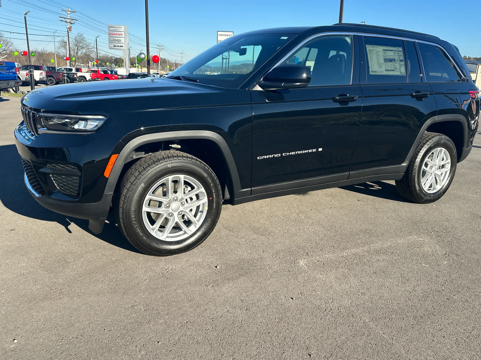 2025 Jeep Grand Cherokee Laredo photo 4