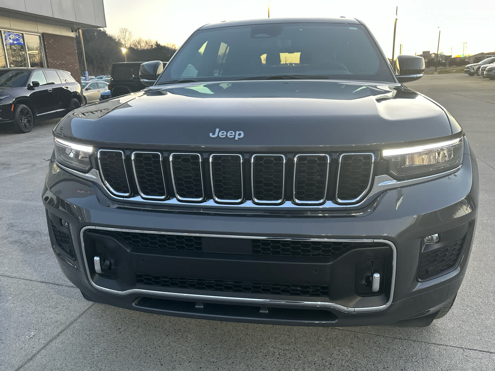 2025 Jeep Grand Cherokee Overland photo 4