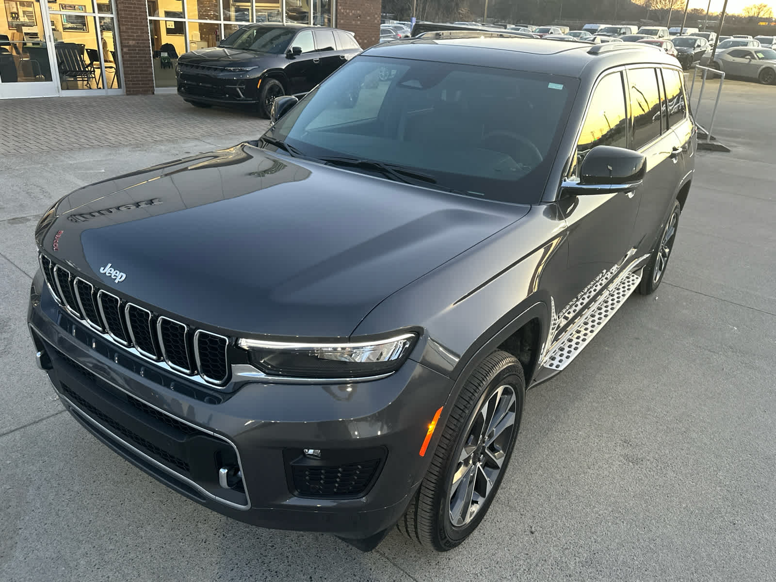 2025 Jeep Grand Cherokee Overland photo 2