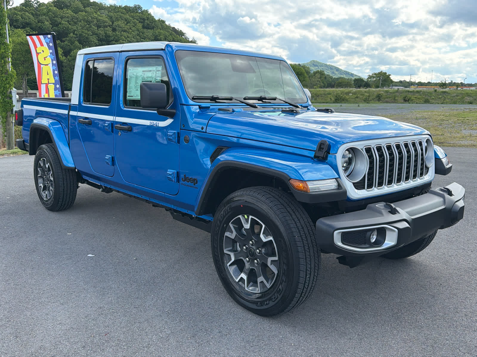 2026 Jeep Gladiator Sahara Auto's photo