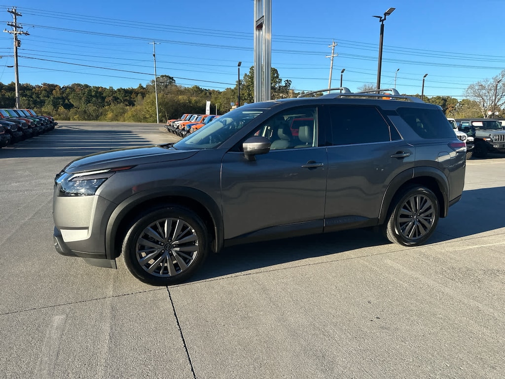 Used 2025 Nissan Pathfinder SL 4WD