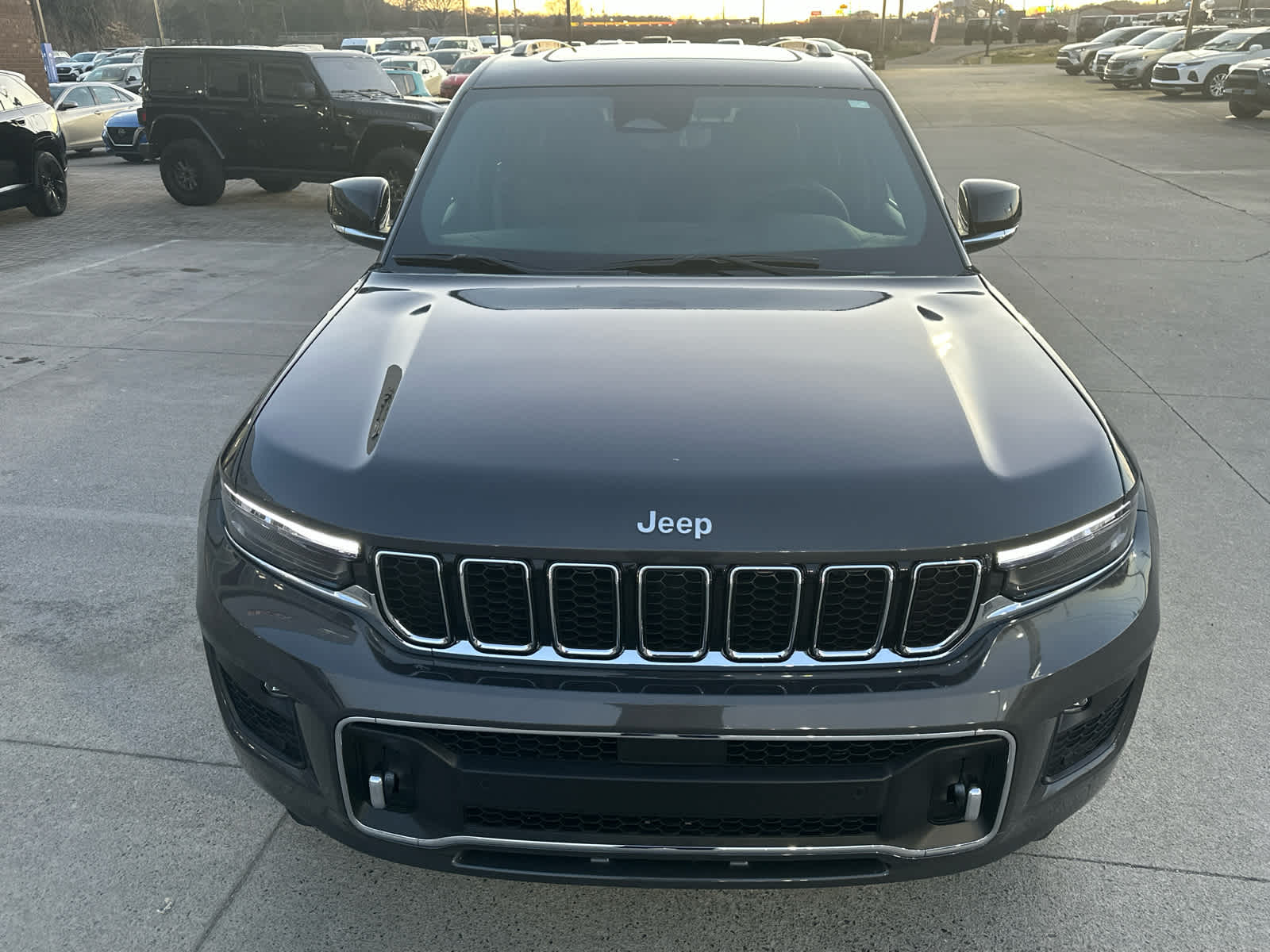 2025 Jeep Grand Cherokee Overland photo 3