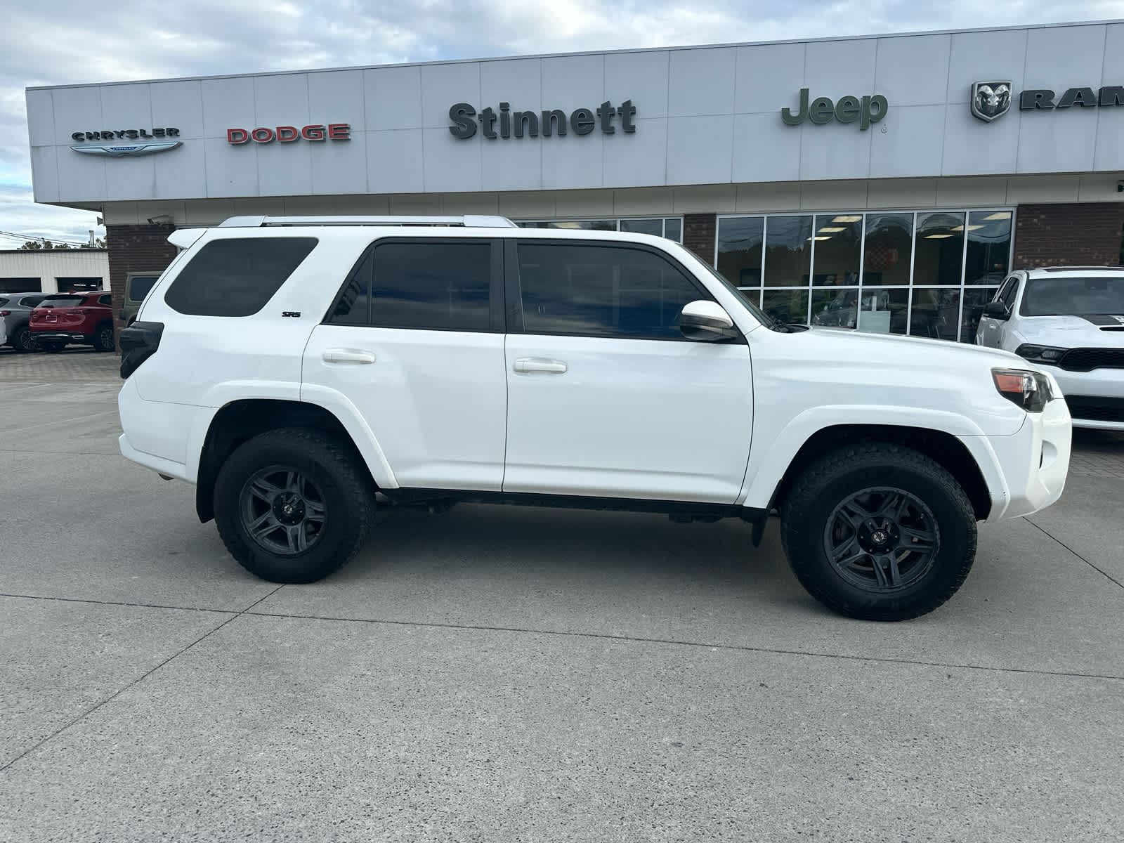 2017 Toyota 4Runner SR5 4WD photo 2